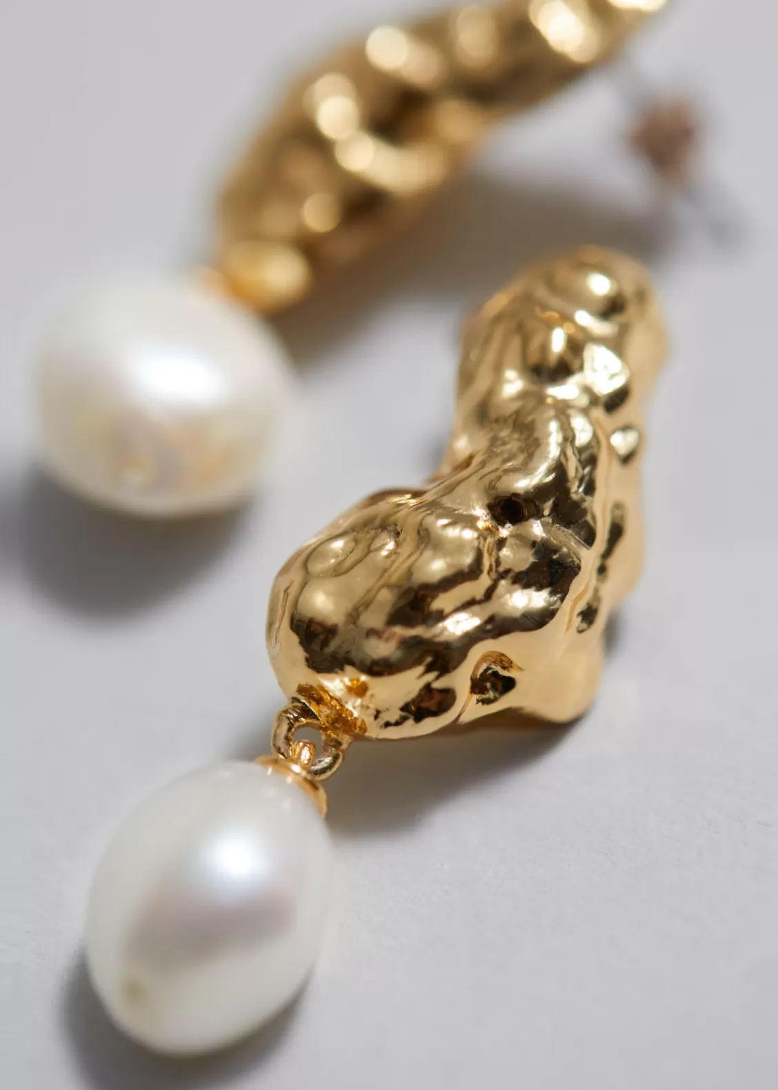 & Other Stories Earrings | Sculpted Pearl Drop Earrings Gold/Pearl