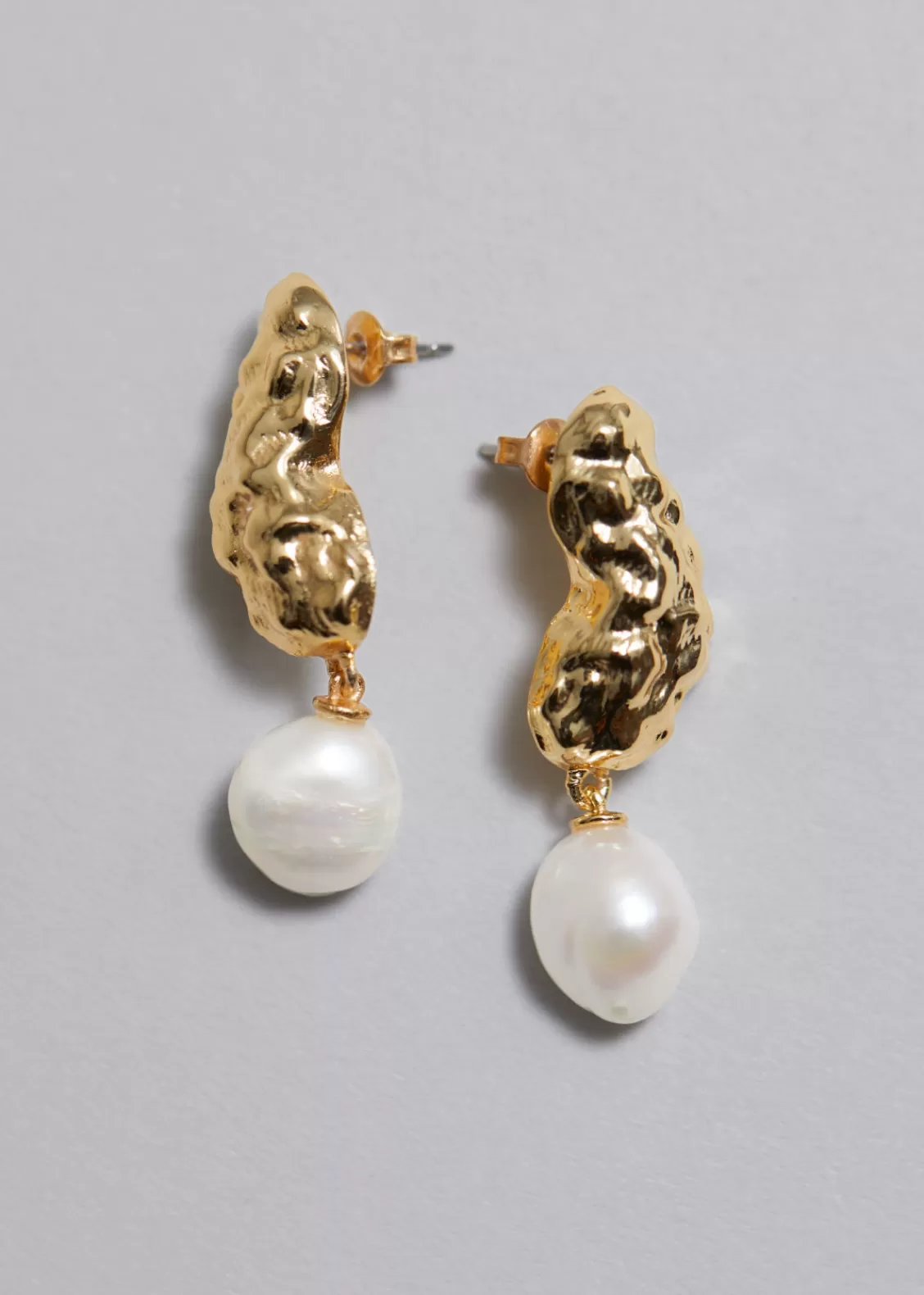 & Other Stories Earrings | Sculpted Pearl Drop Earrings Gold/Pearl